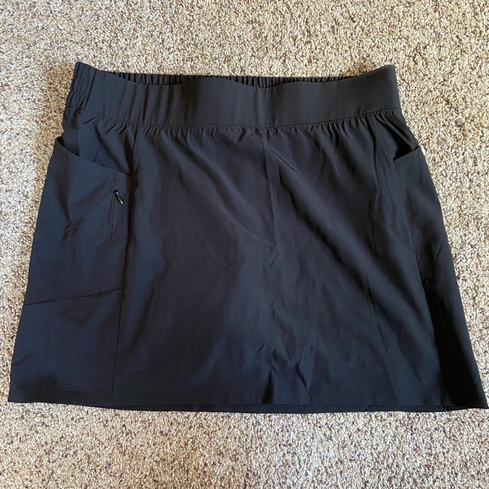 Black active skort